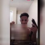 Instante del vídeo en el que el joven manipula la pistola