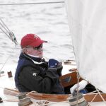 El Rey Emérito, a bordo del «Acacia», durante la competición de regatas en Sanxenxo