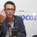 El líder opositor Henrique Capriles, ayer, durante una rueda de prensa en Caracas
