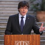 Fotografia facilitada por la Generalitat de Cataluña del presidente cesado, Carles Puigdemont, durante su comparencia hoy en la que no se da por cesado. EFE/Generalitat de Cataluña/Jordi Bedmar