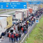 Miles de refugiados caminaban ayer desde Hungría por la autovía M1 hacia Nickelsdorf, situada en la frontera con Austria