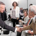 El lendakari Iñigo Urkullu saluda al alcalde de Ermua, Carlos Totorica, ayer