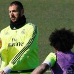 Benzema toca el balón durante el entrenamiento del equipo, hoy en Valdebebas.