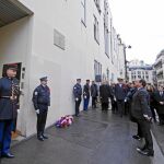 HOMENAJE DE HOLLANDE El presidente francés descubrió ayer una placa en homenaje a las once personas asesinadas en la redacción del semanario satírico «Charlie Hebdo»