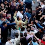 El diestro David Mora sale por la puerta grande tras cortar dos orejas durante la décima novena de la feria de San Isidro, hoy en la Monumental de Las Ventas
