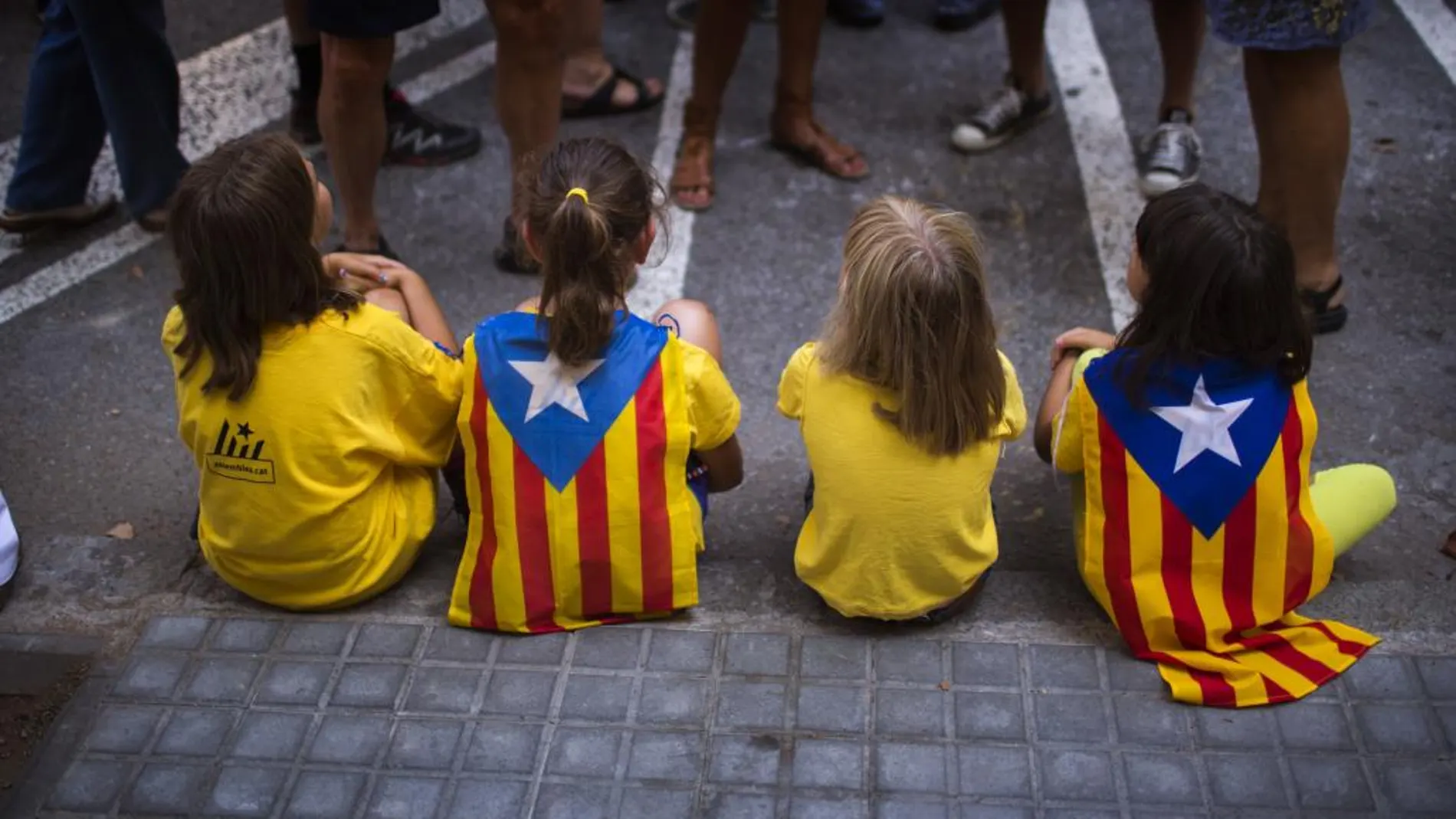 Niños con esteladas durante la Diada