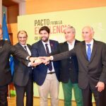 El presidente López Miras, junto a los representantes de Ucoerm, Amusal, Fecoam y Fecamur