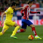 El delantero del Atlético de Madrid Antoine Griezmann (d) seguido por el centrocampista del Villarreal Bruno Soriano durante el encuentro correspondiente a la jornada 25 de primera división, que disputan esta noche frente al At. de Madrid en el estadio Vicente Calderón, en Madrid