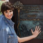 La actriz Paz Vega posa en el monolito que lleva su nombre