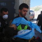 Un hombre lleva el cuerpo de un niño muerto en el ataque químico