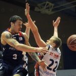 El base estadounidense del Laboral Kutxa Baskonia, Mike James (i), pasa el balón ante el alero del Obradoiro