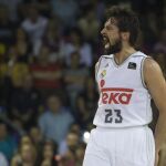 El base del Real Madrid Sergio Llull celebra una canasta en su partido ante el FC Barcelona Lassa