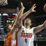 El ala-pívot del Real Madrid Felipe Reyes (d) tira a canasta ante el pívot del Valencia Basket Bojan Dubljevic durante el primer partido de las semifinales