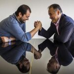 Celso Albelo sonríe apoyado en el espejo mientras Javier Camarena mira a su compañero