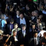 El presidente de la Generalitat, Carles Puigdemont (c), la presidenta del Parlament, Carme Forcadell, y el líder de ERC, Oriol Junqueras (detrás) llegan al Tarraco Arena.