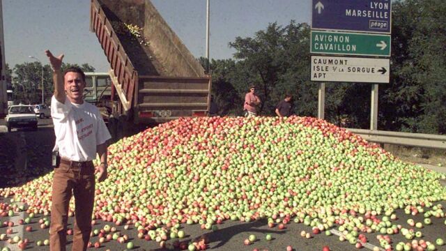 Imagen de archivo de la destrucción de fruta española en la frontera de Francia