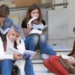 Varios lectores apostados en la Plaza Nueva de Sevilla, donde se celebra anualmente la Feria del Libro