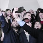 Felipe VI, rodeado de jóvenes que quieren hacerse una foto con él