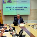 El ministro del Interior, Juan Ignacio Zoido (c), preside la reunión ordinaria de la mesa de valoración de la amenaza terrorista
