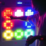 Con el pulsador, las burbujas del tubo cambian de color, logrando una estimulación visual