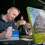 La pareja formado por Patrick Ness y el director de cine Juan Antonio Bayona, que ahora estrena la película.