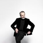 Bosé le canta a su musa