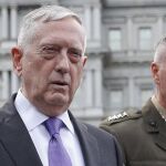 El secretario de Defensa de EE UU, James Mattis (izquierda), acompañado del general Joint Chiefs Chairman, comparece ante los medios.