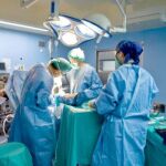 Imagen de una operación en uno de los quirófanos del hospital de La Ribera