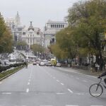Un ciclista circula por la calle de Alcalá de Madrid