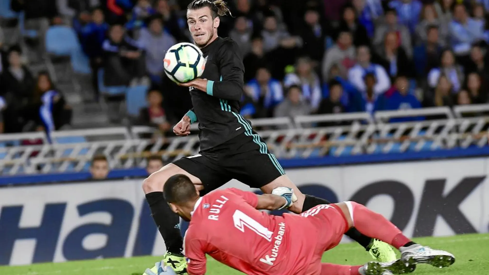 Gerónimo Rulli con la Real Sociedad ante el Real Madrid.
