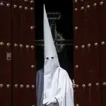 Un nazareno en la puerta de una iglesia