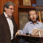 El secretario de organización de IU Federal, Adolfo Barrena (d), y su homólogo de Podemos, Pablo Echenique, se reunieron hoy en Zaragoza.