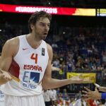 El pívot de la selección española Pau Gasol (i), durante el partido ante Italia.