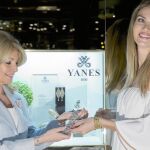 Cristina Yanes, actual directora comercial y de diseño de la firma joyera, junto a la modelo catalana Mireia Lalaguna, imagen de Yanes en Japón