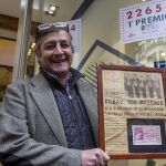 El titular de la administración número 25 de Bilbao "Lotería los 400 millones", Iñigo Gómez Barrengoa, celebra los décimos vendidos del primer premio