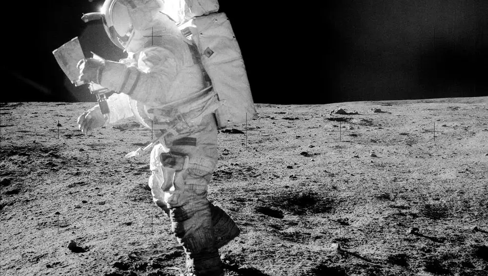 Fotografía sin fecha cedida por la NASA en donde aparece el astronauta Edgar Mitchell, integrante de la expedición del Apolo 14 caminando por la superficie lunar.