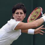 La tenista española Carla Suárez Navarro devuelve la pelota a la checa Denisa Allertova durante la segunda ronda del torneo de Wimbledon