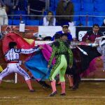 Momento en el que el toro, de nombre, «Sangre nueva» hiere de mucha gravedad a Martínez Kingston