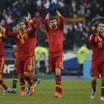 Piqué y Ramos se abrazan tras la victoria en el Stade de France