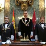 El rey Felipe VI acompañado de Carlos Lesmes, Rafael Catalá y Consuelo Madrigal