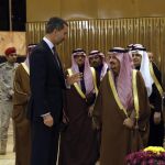 El Rey durante el encuentro mantenido con el príncipe Faisal Bin Bandar Bin Abdulaziz Al-Saud, gobernador de Riad