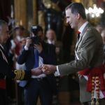 El Rey Felipe VI recibe de manos del Jefe del Estado Mayor de la Defensa (Jemad), almirante general Fernando García Sánchez, la bengala de capitán general