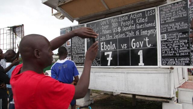 Imagen de archivo del panel Daily Talk de tiza en la capital de Liberia, Monrovia