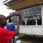 Imagen de archivo del panel Daily Talk de tiza en la capital de Liberia, Monrovia