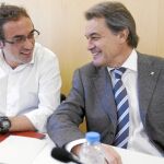 Josep Rull conversa con Artur Mas durante el Comité Eejcutivo de CDC que se celebró ayer en Barcelona en medio de las críticas a Mas por su reunión con la CUP