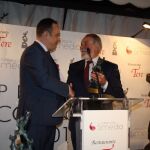 Pedro Santos entrega el galardón a Jaime Mayor Oreja durante la gala de los premios Fundación SMedia