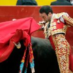 Solitaria oreja. El maestro Enrique Ponce ejecuta un pase de pecho al de Cuvillo en su única actuación en la Feria de Fallas