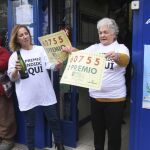 El segundo premio del sorteo extraordinario de El Niño ha sido vendido en la administración de lotería número uno de Madrid, ubicada en la calle Santa Engracia. Raquel Lucas, propietaria de la administración y Visitación, que la regentó durante 40 años, celebran el premio