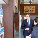El consejero de Sanidad, Antonio Sáez Aguado, el secretario de Presidencia, José Manuel Herrero, y la voluntaria de Médicos del Mundo, Gloria Chávez, visitan la muestra «Wetu Haki»