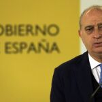 El ministro del Interior, Jorge Fernández Díaz, en declaraciones a la prensa en Barcelona